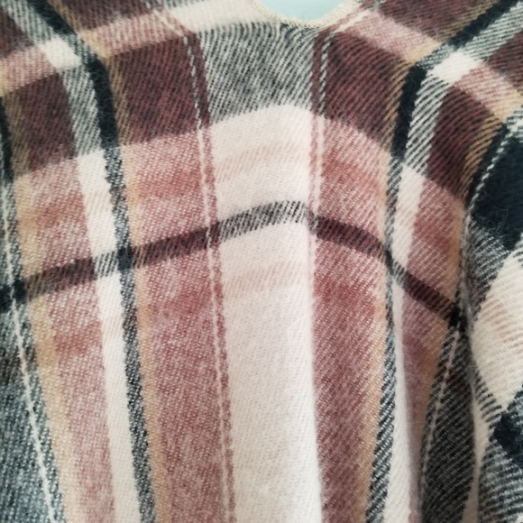 Plaid cape - Picture 3 of 8